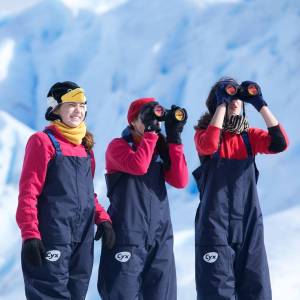 As 3 filhas de Amyr Klink observam a paisagem na Antártica